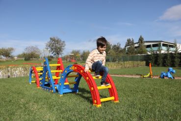 Brücke zu Balancierrad und Kletter Triangle