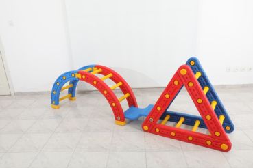 Brücke zu Balancierrad und Kletter Triangle
